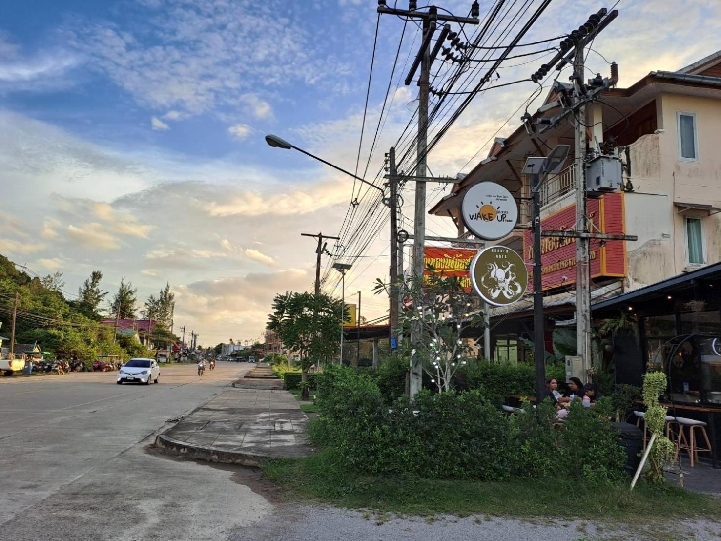 Wake Up @Lanta Hotel : Cafe Koh Lanta Bagian luar foto